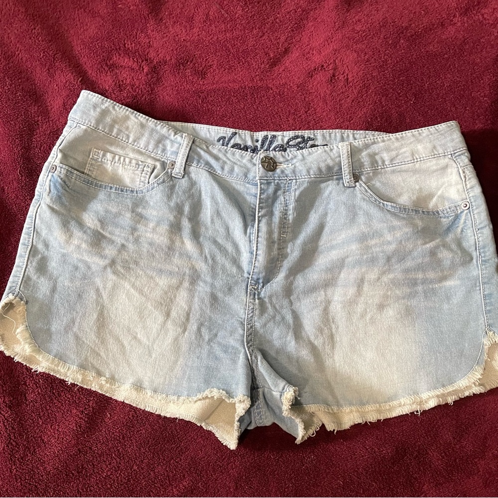 Vanilla Star stretchy jean shorts, size 17